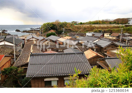 北前船の寄港地として発展し伝統的建造物が数多く残る港町… 佐渡『宿根木』 125360034