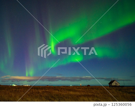オーロラが舞うアイスランドの夜空"Aurora Borealis in the Night Sky  125360056