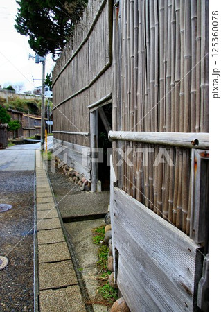 北前船の寄港地として発展し伝統的建造物が数多く残る港町… 佐渡『宿根木』 125360078