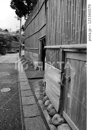 北前船の寄港地として発展し伝統的建造物が数多く残る港町… 佐渡『宿根木』 125360079