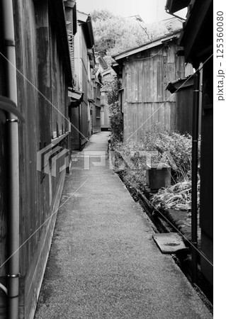 北前船の寄港地として発展し伝統的建造物が数多く残る港町… 佐渡『宿根木』 北前船の寄港地として発展し伝統的建造物が数多く残る港町… 佐渡『宿根木』 125360080