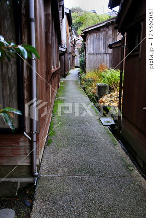 北前船の寄港地として発展し伝統的建造物が数多く残る港町… 佐渡『宿根木』 北前船の寄港地として発展し伝統的建造物が数多く残る港町… 佐渡『宿根木』 125360081