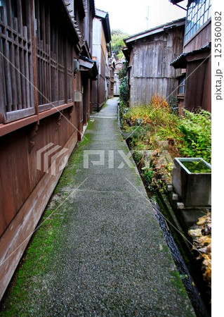 北前船の寄港地として発展し伝統的建造物が数多く残る港町… 佐渡『宿根木』 北前船の寄港地として発展し伝統的建造物が数多く残る港町… 佐渡『宿根木』 125360082