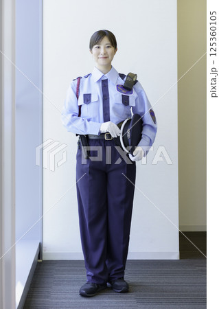 若い女性警備員の全身のポートレート 縦位置 撮影協力:学校法人電波学園 東京電子専門学校 若い女性警備員の全身のポートレート 縦位置 撮影協力:学校法人電波学園 東京電子専門学校 125360105