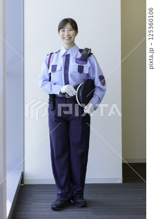若い女性警備員の全身のポートレート　縦位置　撮影協力：学校法人電波学園 東京電子専門学校 125360106
