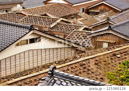 北前船の寄港地として発展し伝統的建造物が数多く残る港町… 佐渡・宿根木の『木羽葺石置き屋根』 125360126