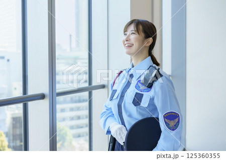 窓際に立つ若い女性警備員のポートレート 撮影協力:学校法人電波学園 東京電子専門学校 窓際に立つ若い女性警備員のポートレート 撮影協力:学校法人電波学園 東京電子専門学校 125360355
