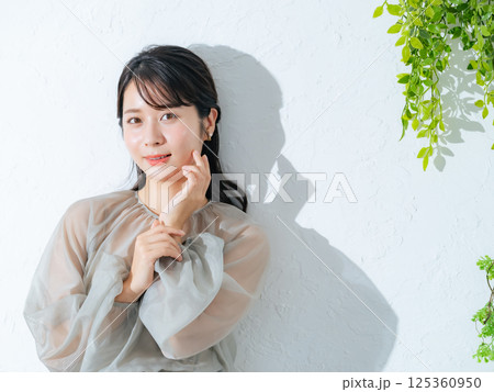 女性の美容ポートレート　スキンケア　コスメ 125360950