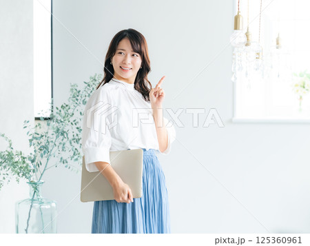 オフィスでおすすめする女性 125360961