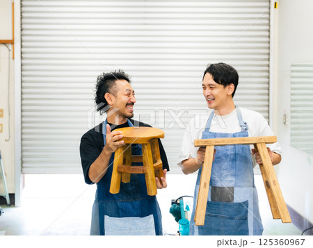 手作り椅子を作る男性職人　DIY 125360967