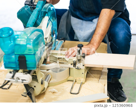 電動ノコギリを使って木材を切る男性 DIY 電動ノコギリを使って木材を切る男性 DIY 125360968