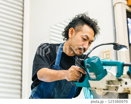 電動ノコギリを使う男性職人 DIY 電動ノコギリを使う男性職人 DIY 125360970