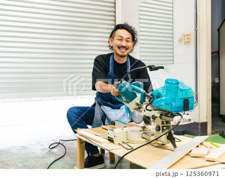 電動ノコギリを使う男性職人　DIY 125360971