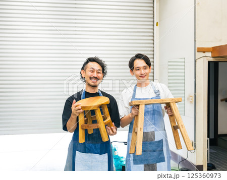 手作り椅子を作る男性職人　DIY 125360973