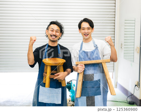 手作り椅子を作る男性職人　DIY 125360980
