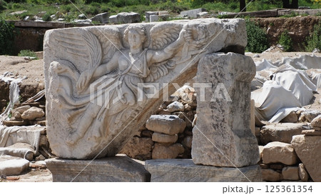 トルコ エフェソス遺跡 ニケのレリーフ 125361354