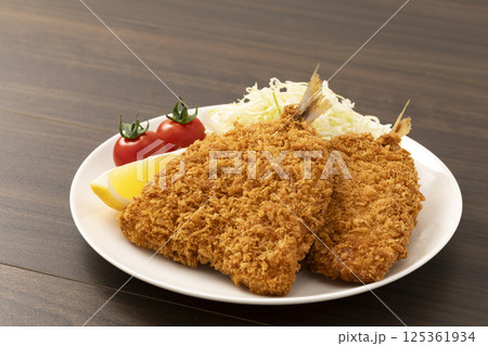 白い丸皿に盛りつけたアジフライ 125361934