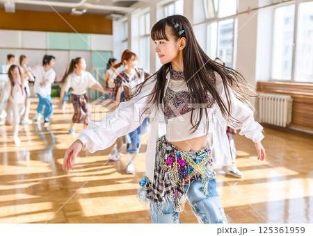 ダンスレッスン　若い女性のイメージ素材 125361959