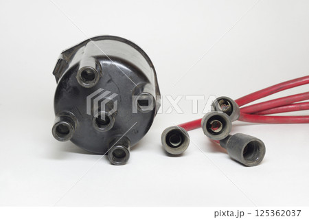 ignition distributor cap, top. set of high tension cables, rubber boots on terminals 125362037
