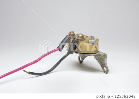 thermal fuse of wipers motor, bimetallic thermal fuse with silver-containing contacts. black and crimson wires 125362048