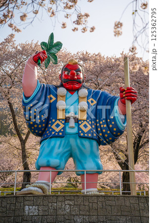 日本一の天狗と桜 戸倉キティパーク (長野県千曲市) 日本一の天狗と桜 戸倉キティパーク (長野県千曲市) 125362795