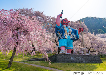 日本一の天狗と桜 戸倉キティパーク (長野県千曲市) 日本一の天狗と桜 戸倉キティパーク (長野県千曲市) 125362797
