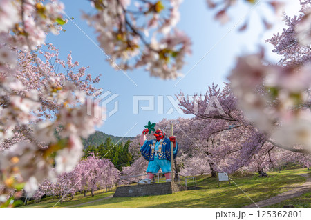 日本一の天狗と桜　戸倉キティパーク　（長野県千曲市） 125362801
