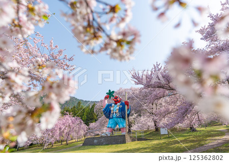 日本一の天狗と桜 戸倉キティパーク (長野県千曲市) 日本一の天狗と桜 戸倉キティパーク (長野県千曲市) 125362802