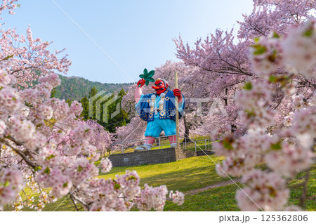 日本一の天狗と桜　戸倉キティパーク　（長野県千曲市） 125362806