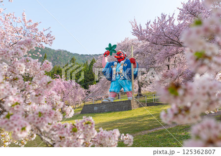 日本一の天狗と桜 戸倉キティパーク (長野県千曲市) 日本一の天狗と桜 戸倉キティパーク (長野県千曲市) 125362807