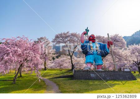 日本一の天狗と桜 戸倉キティパーク (長野県千曲市) 日本一の天狗と桜 戸倉キティパーク (長野県千曲市) 125362809