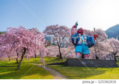 日本一の天狗と桜 戸倉キティパーク (長野県千曲市) 日本一の天狗と桜 戸倉キティパーク (長野県千曲市) 125362810