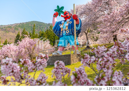 日本一の天狗と桜 戸倉キティパーク (長野県千曲市) 日本一の天狗と桜 戸倉キティパーク (長野県千曲市) 125362812