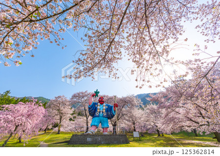 日本一の天狗と桜 戸倉キティパーク (長野県千曲市) 日本一の天狗と桜 戸倉キティパーク (長野県千曲市) 125362814