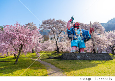 日本一の天狗と桜 戸倉キティパーク (長野県千曲市) 日本一の天狗と桜 戸倉キティパーク (長野県千曲市) 125362815