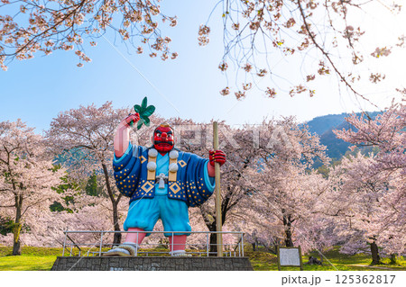 日本一の天狗と桜 戸倉キティパーク (長野県千曲市) 日本一の天狗と桜 戸倉キティパーク (長野県千曲市) 125362817