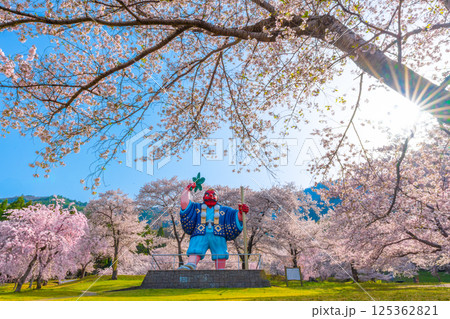日本一の天狗と桜　戸倉キティパーク　（長野県千曲市） 125362821