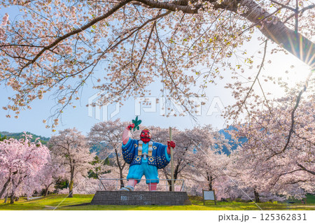 日本一の天狗と桜 戸倉キティパーク (長野県千曲市) 日本一の天狗と桜 戸倉キティパーク (長野県千曲市) 125362831