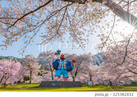 日本一の天狗と桜　戸倉キティパーク　（長野県千曲市） 125362832