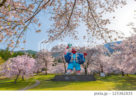 日本一の天狗と桜 戸倉キティパーク (長野県千曲市) 日本一の天狗と桜 戸倉キティパーク (長野県千曲市) 125362835