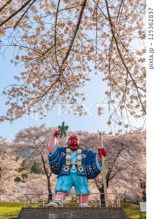日本一の天狗と桜　戸倉キティパーク　（長野県千曲市） 125362837
