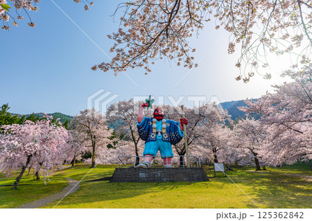 日本一の天狗と桜　戸倉キティパーク　（長野県千曲市） 125362842