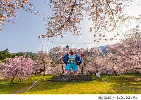 日本一の天狗と桜 戸倉キティパーク (長野県千曲市) 日本一の天狗と桜 戸倉キティパーク (長野県千曲市) 125362843