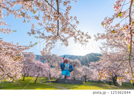 日本一の天狗と桜　戸倉キティパーク　（長野県千曲市） 125362844