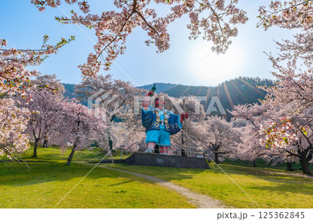 日本一の天狗と桜 戸倉キティパーク (長野県千曲市) 日本一の天狗と桜 戸倉キティパーク (長野県千曲市) 125362845