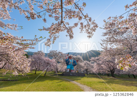 日本一の天狗と桜　戸倉キティパーク　（長野県千曲市） 125362846