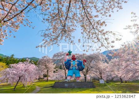 日本一の天狗と桜　戸倉キティパーク　（長野県千曲市） 125362847