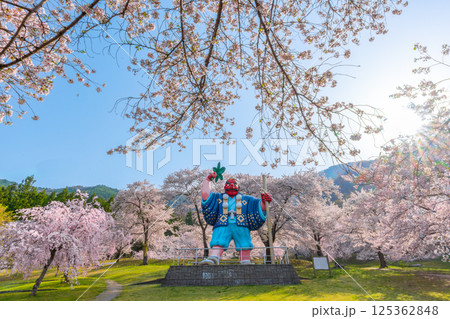日本一の天狗と桜　戸倉キティパーク　（長野県千曲市） 125362848