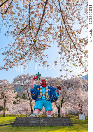日本一の天狗と桜 戸倉キティパーク (長野県千曲市) 日本一の天狗と桜 戸倉キティパーク (長野県千曲市) 125362851