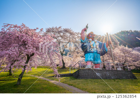 日本一の天狗と桜 戸倉キティパーク (長野県千曲市) 日本一の天狗と桜 戸倉キティパーク (長野県千曲市) 125362854